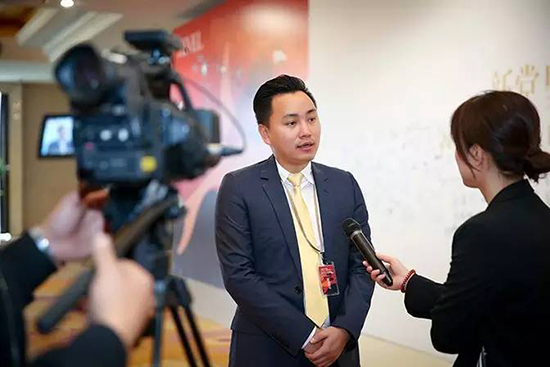 會(huì)后，堂皇集團(tuán)副總裁荊璟接受媒體采訪1.jpg